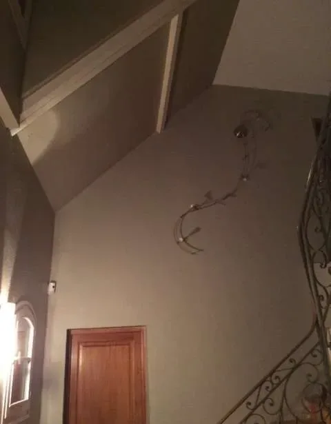 Couloir avec escalier, porte et applique murale