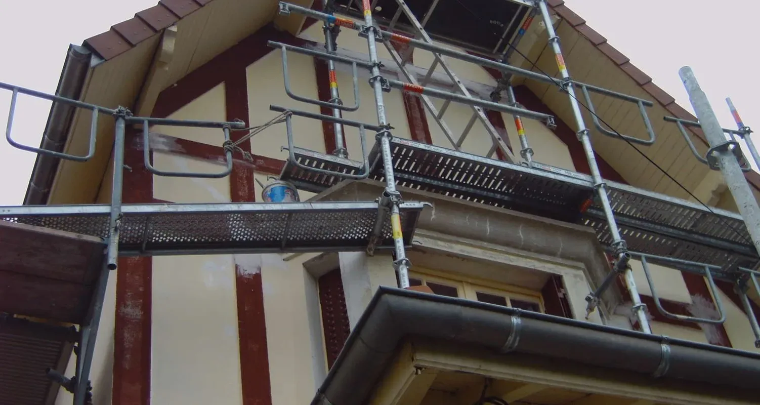 Bâtiment entouré d’échafaudages