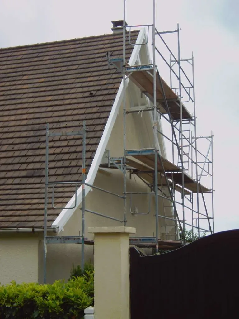 Maison avec échafaudages sur le côté