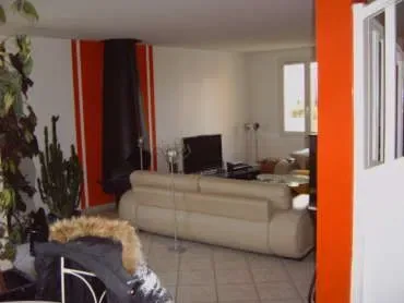 Salon avec canapé et télévision