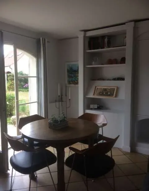 Salle à manger avec table ronde et chaises