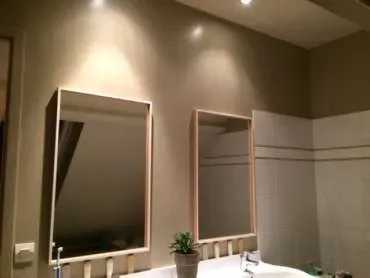 Salle de bain avec deux miroirs et un lavabo